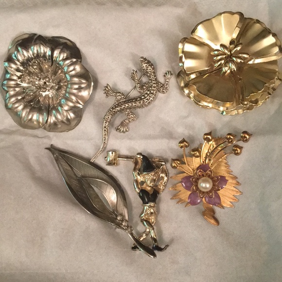 Vintage 6 Piece Brooch &amp; Scarf Clip Bundle